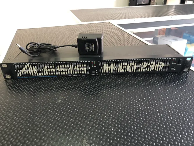Equalizador ALESIS 2 canais de 31b