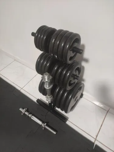 Kit Musculação: Anilhas emborrachadas ( 100kg), par de halteres e Suporte organizador