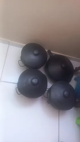 Panela de barro 2l e meio com suporte und 80,00.