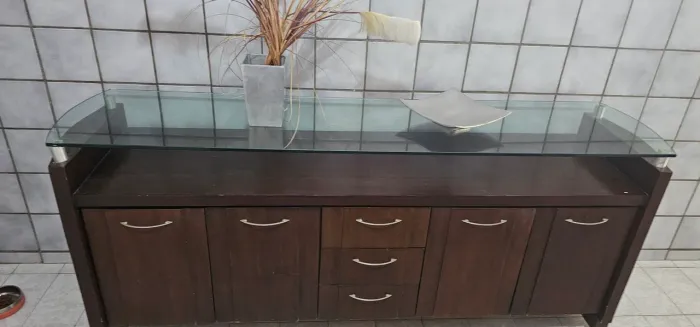 Aparador com base de vidro! $700,00