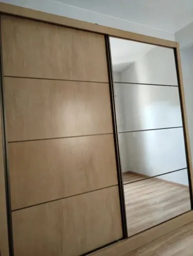 Guarda Roupa de Casal com Espelho na Porta