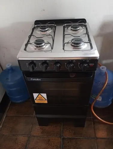 Vende se um fogão de 4 bocas ele não é automático está em perfeitas condições de uso 