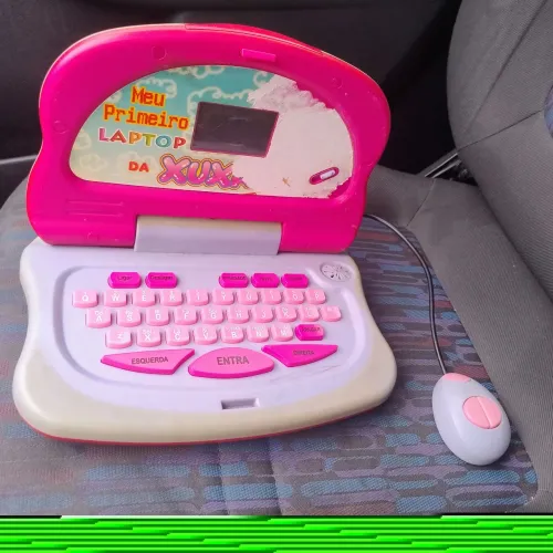 Laptop antigo para decoração