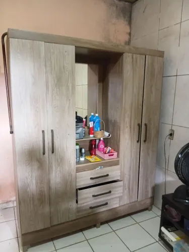 Vendo guarda roupa $ 300 reais jogo de sofá $ 200 reais armário de cozinha $280 reais 