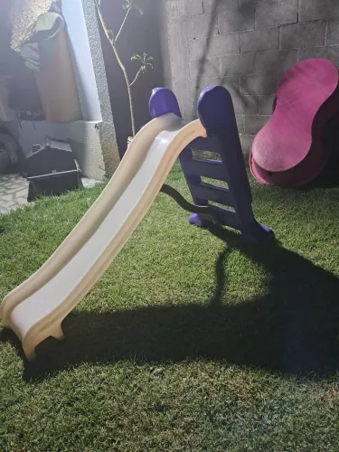 Escorregador e piscina infantil