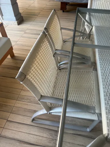 Mesa de jantar de Vidro e alumínio + 6 cadeiras de alumínio e fibra branca