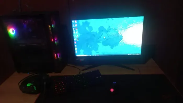 Pc gemer completo com mesa e cadeira e o cabo da Internet ele está bem conservado por5,500