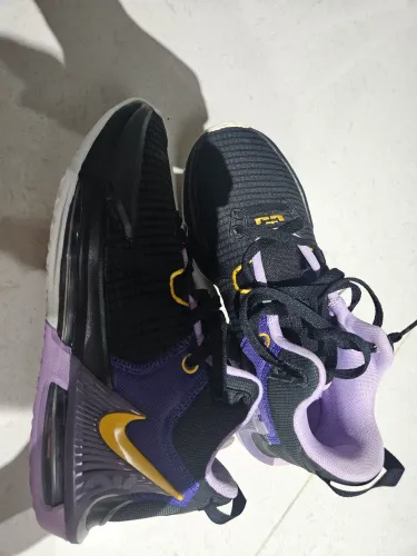Nike LeBron Witness 7 nas cores preto, dourado e lilás.