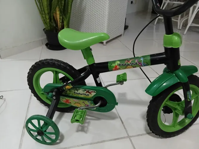Bicicleta infantil Aro 12 da marca Styll Baby (modelo Raptor / Dino).