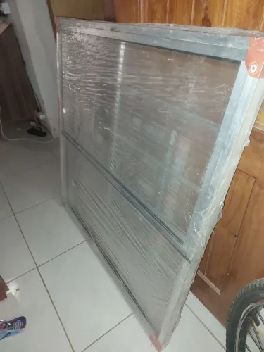 Janela de alumínio com grade 1m X 1m