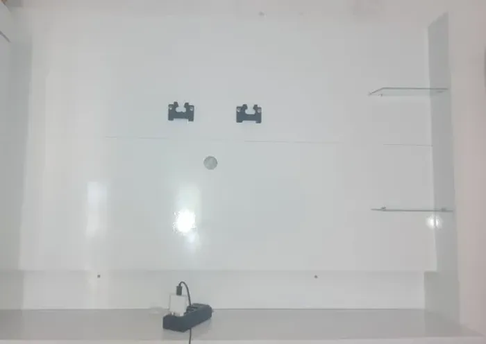 Painel de TV branco com nicho lateral - ótimo estado