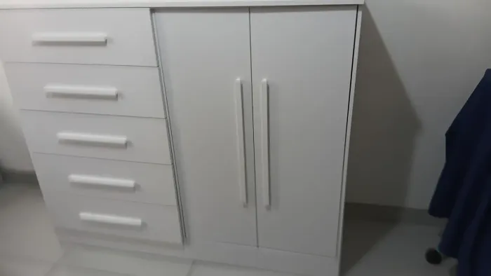 Cômoda guarda-roupa