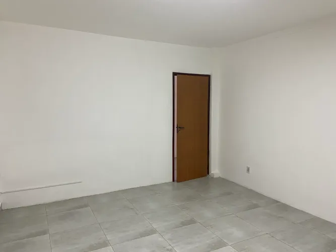 Excelente sala comercial - 130 m² - 1º Pavimento - Frente para a rua principal.