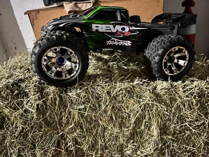 Revo traxxas 3.3 escala 1/8 vendo ou troco