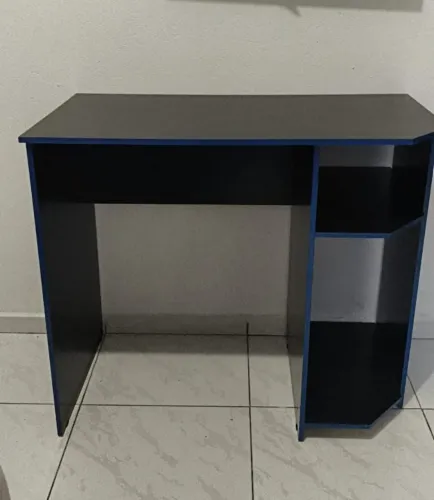 Mesa gamer semi nova em excelente estado com suporte de teclado separado