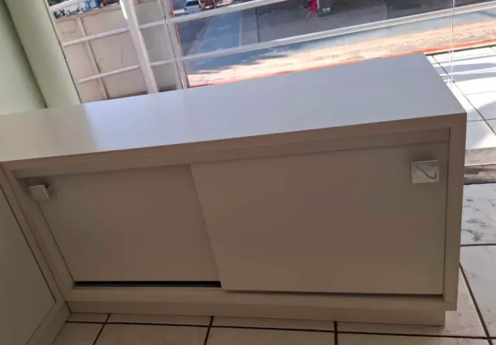Armário horizontal de porta corrediça projetado com três nichos