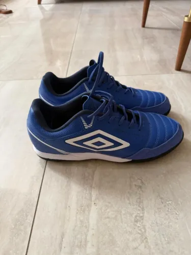 Chuteira umbro - futebol NOVA 45/46