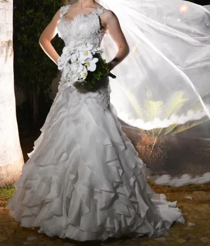 Vestido de noiva em seda off-white Luddy Ferreira