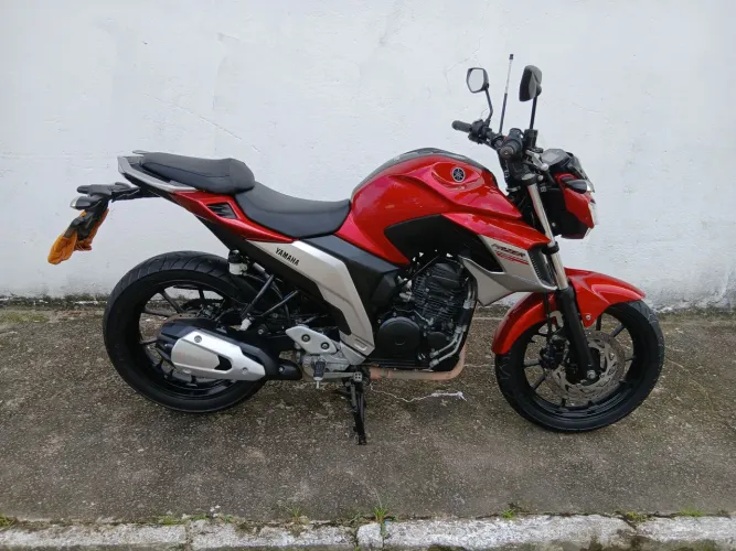 FZ25 fezer 2021 9.800 km 18.300