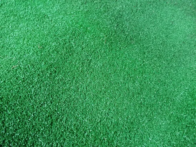 Grama sintetica em pedaços cor verde preço muito bom.