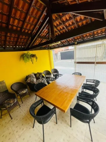 Conjunto de Chaise e Mesa de madeira maciça com 9 cadeiras