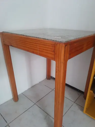 Mesa com tampo de granito.