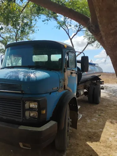 Caminhão pipa 11 13
