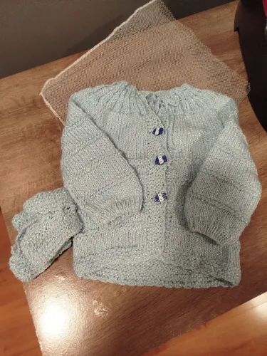 Casaco e sapatinhos de tricô para bebê