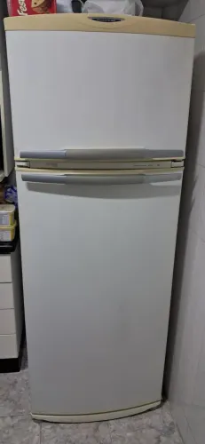 Vendo/troco geladeira Brastemp 470 L, ótimo estado, excelente estrutura.