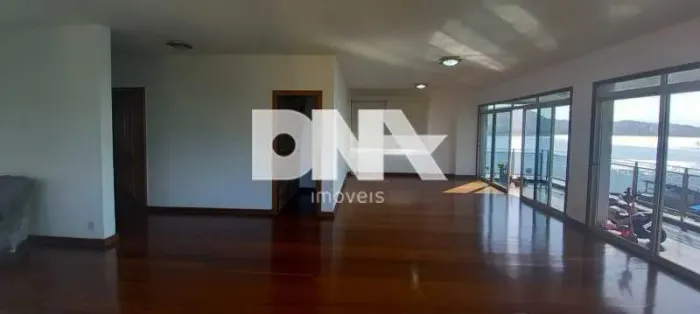 Urca, 4 quartos, suítes, 3 varandas, acesso a laje, 205m²