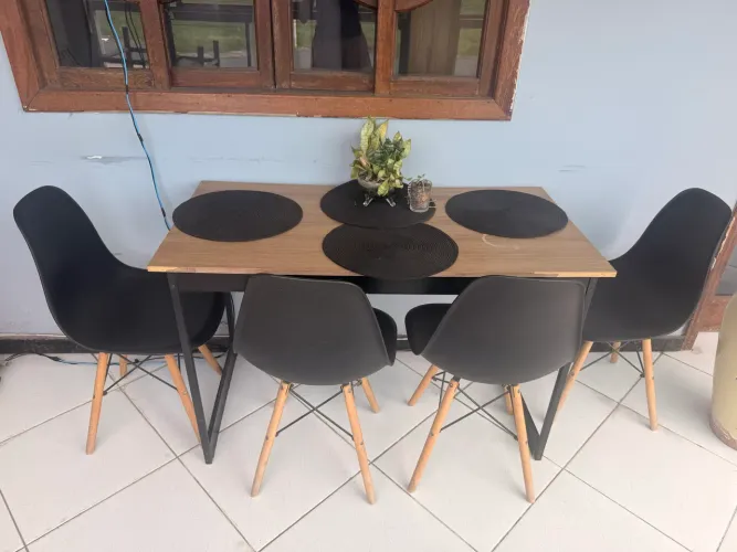 Mesa com jogo de cadeiras