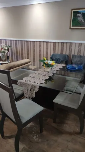 Mesa de vidro com 6 cadeiras.