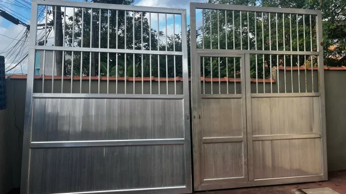 Portão de alumínio com portão social embutido (2,16 largura x 2,65 de altura)