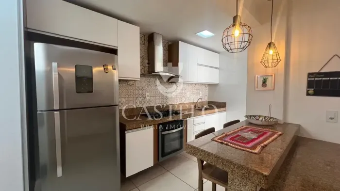 Apto 2 quartos/suíte ,área lateral, primeiro andar, totalmente reformado e com ótima local