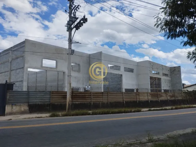 Venha conhecer nosso galpão comercial com 300,00 m2 de área, localizado em uma região estr
