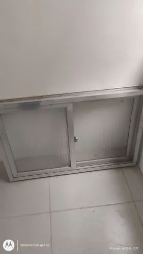 Janela de alumínio. Abre para os dois lados. Ac oferta