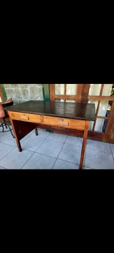 Vendo escrivaninha de madeira maciça