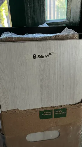 Piso laminado novo ,com pequenas avarias imperceptíveis 8,56m