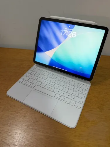 iPad Air M4 11" 256 GB Estelar + Magic Keyboard Branco + Apple Pencil Pro, comprados na Ap