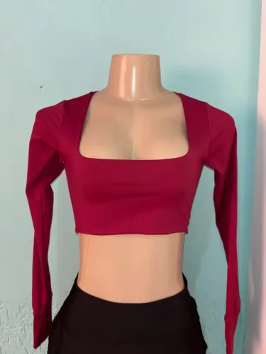 Cropped feminino vinho de manga longa - SEMINOVO