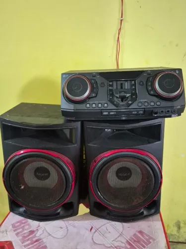 Mini System LG XBOOM com duas caixas acústicas grandes
