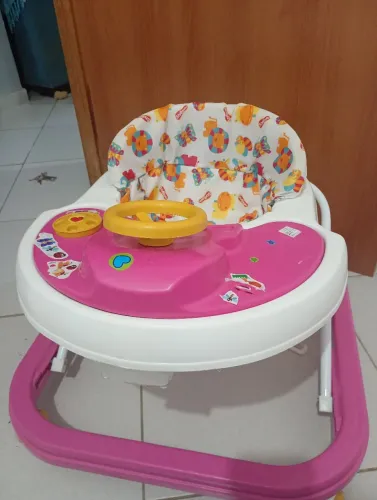 Andador e berço com colchão