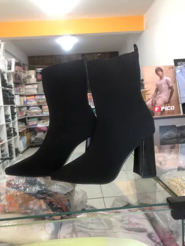 Botas curtas pretas com bico pontudo, elásticas, de malha respirável e salto troncudo 