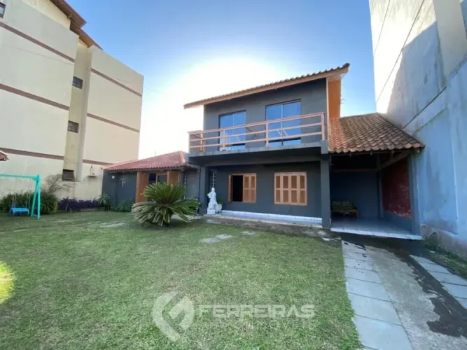 Locação anual a 2 quadras do mar sobrado com piscina Zona Nova