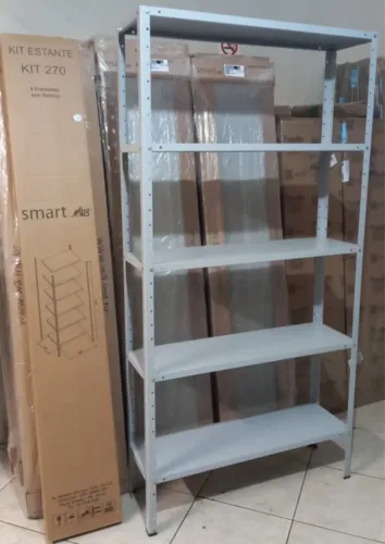 Estante de aço com 5 ou 6 prateleiras