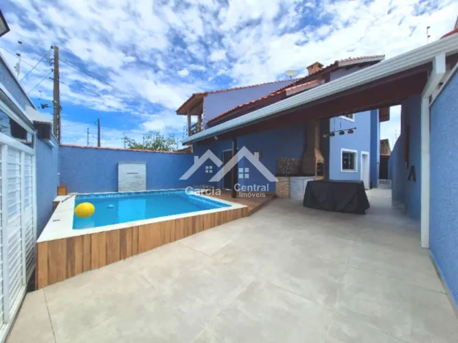 Casa com piscina em Peruíbe REF: 9596
