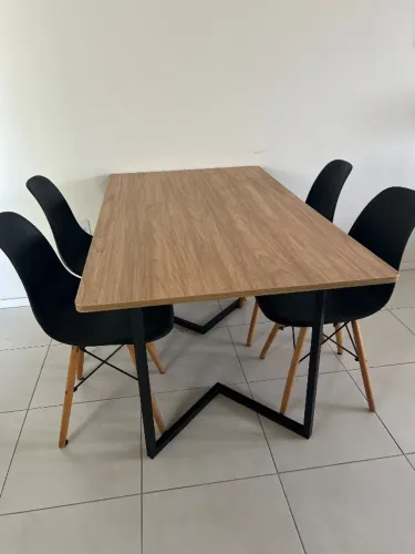 Mesa de jantar retangular e 6 cadeiras
