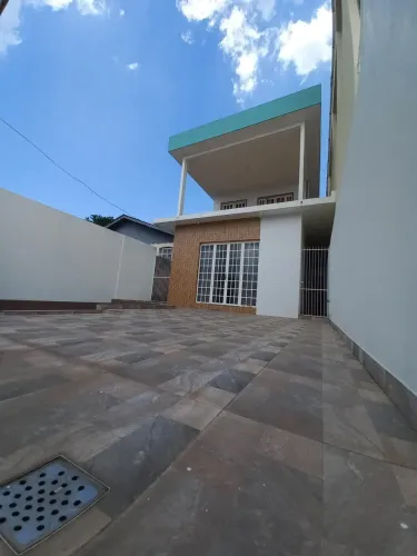 Linda casa com 4 quartos na Compensa