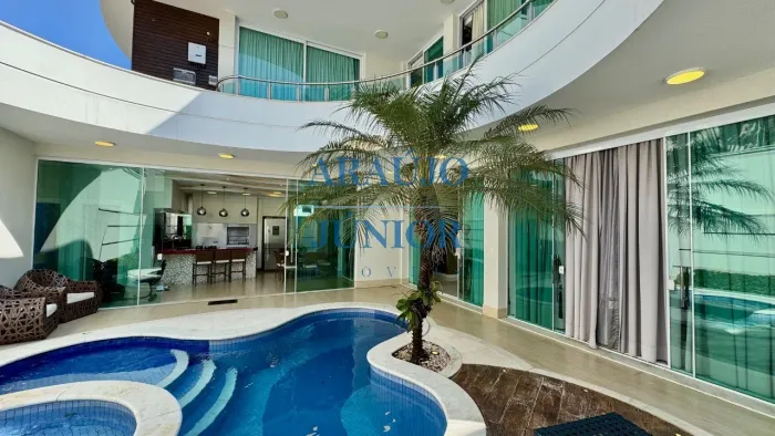 Casa de luxo em condomínio: 3 quartos, 3 suítes, 3 salas, 6 banheiros, 4 vagas na cidade d