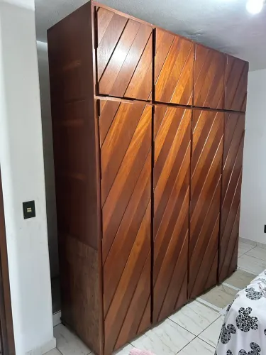 Roupeiro de madeira